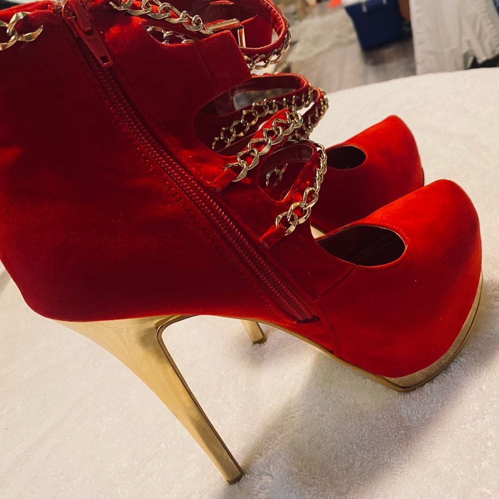 Brand New Stylish Heels By MASCOTTE - Size 8.5 - Heel Height 6” - box 32